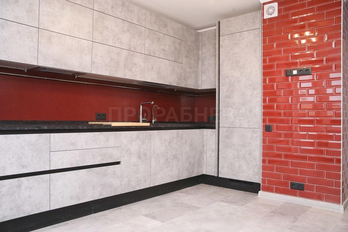 Пример 2: Кухня с фасадами под бетон и кирпичная стена