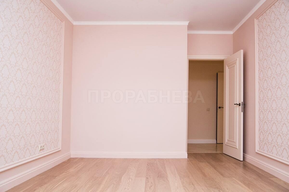 Комбинация окрашенных стен и флизелиновых обоев с молдингами в спальне