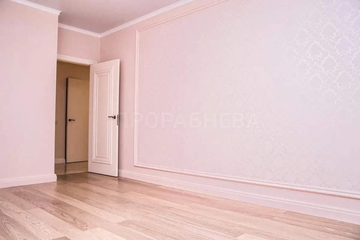 Жемчужно-розовый цвет в отделке стен спальни
