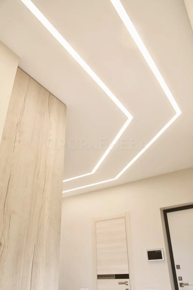 Натяжной потолок в прихожей со световыми линиями