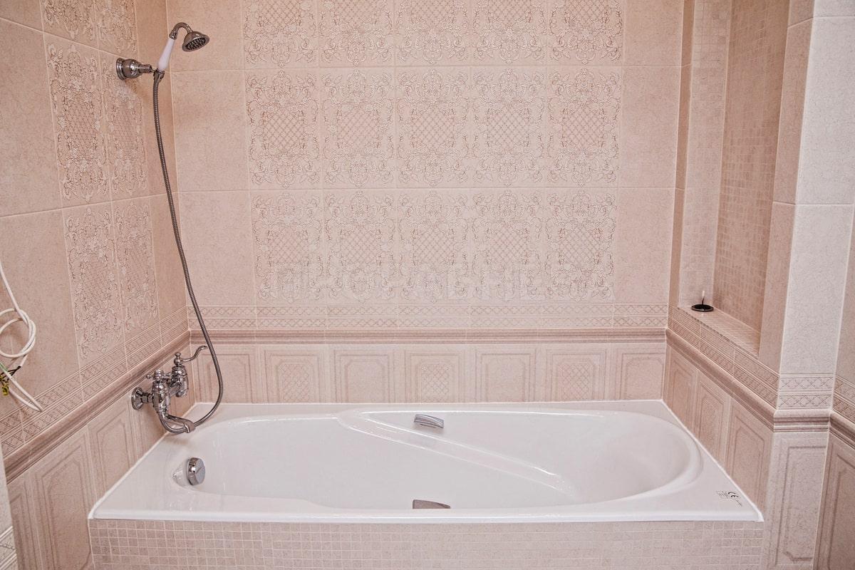 Фото дизайнерского ремонта ванной комнаты плиткой 5 м2